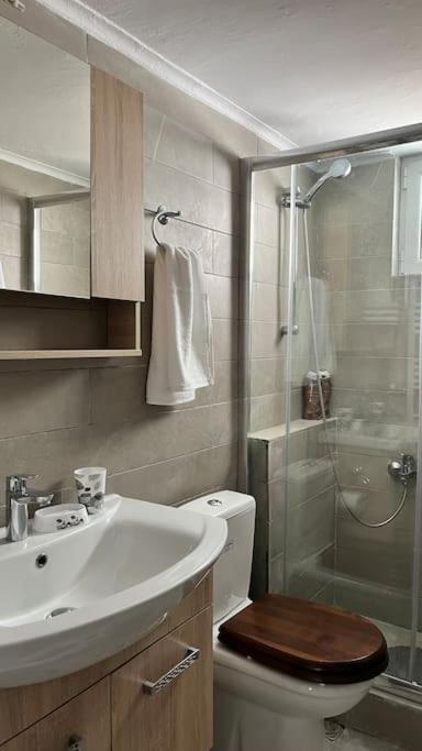Beautiful Apartment Next To Metro Station Athena Bagian luar foto