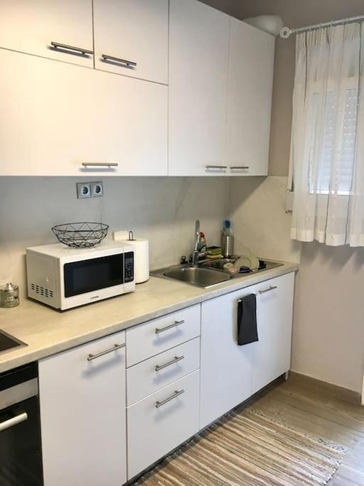Beautiful Apartment Next To Metro Station Athena Bagian luar foto